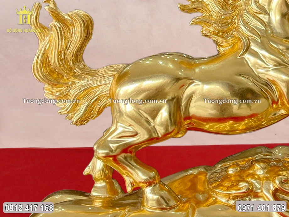 Toàn bộ bề mặt bên ngoài được dát vàng 9999 sang trọng